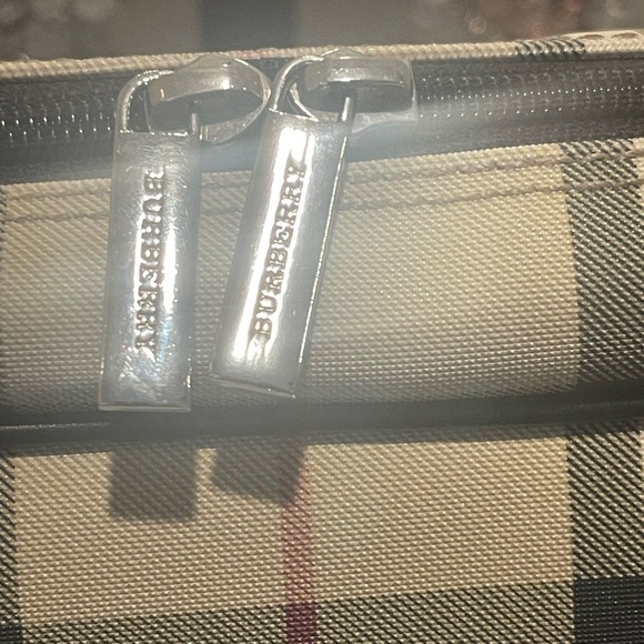 BURBERRY LONDON PRISTINE CONDITION!! π€β€οΈ NO CALL OUTS ON EXTERIOR & INTERIOR.. - Picture 6 of 12